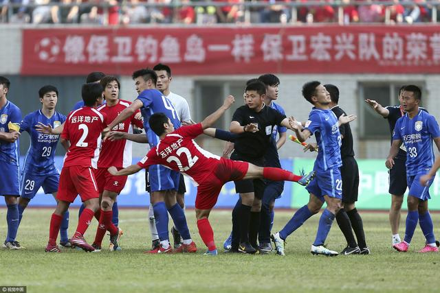 见习财神只需完成最后一项使命——“帮忙一位大好人致富”后行将转正，财神在人世苦寻帮忙对象，不意，在为刚锁定的大好人方针施法时，不测将财气符的光打到了小混混肖洒身上没法撤回。无奈之下，财神不能不帮忙肖洒致富，才能完成升职KPI，但因不克不及利用财气符，肖洒始终以为他是个骗子，是以产生了连续串笑料百出的状态。没有财气符的加持，财神若何取得肖洒的信赖？肖洒又可否放下屠刀成功致富？一场哭笑不得的致富路行将开启……